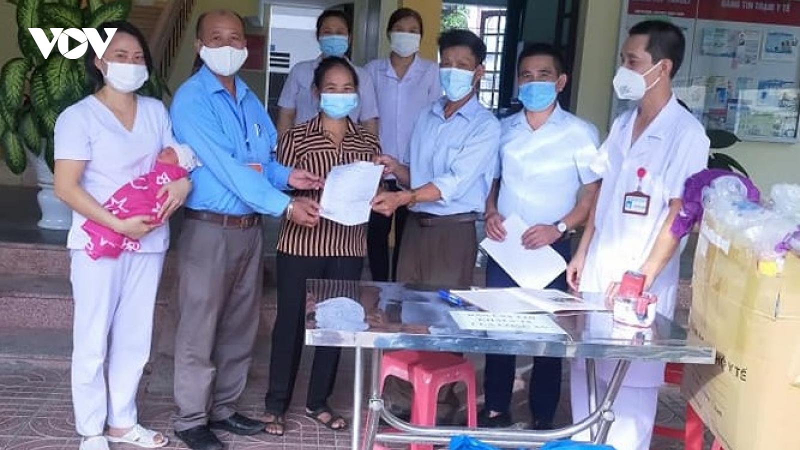Bé gái bị bỏ rơi ở Nghệ An được cặp vợ chồng hiếm muộn nhận nuôi
