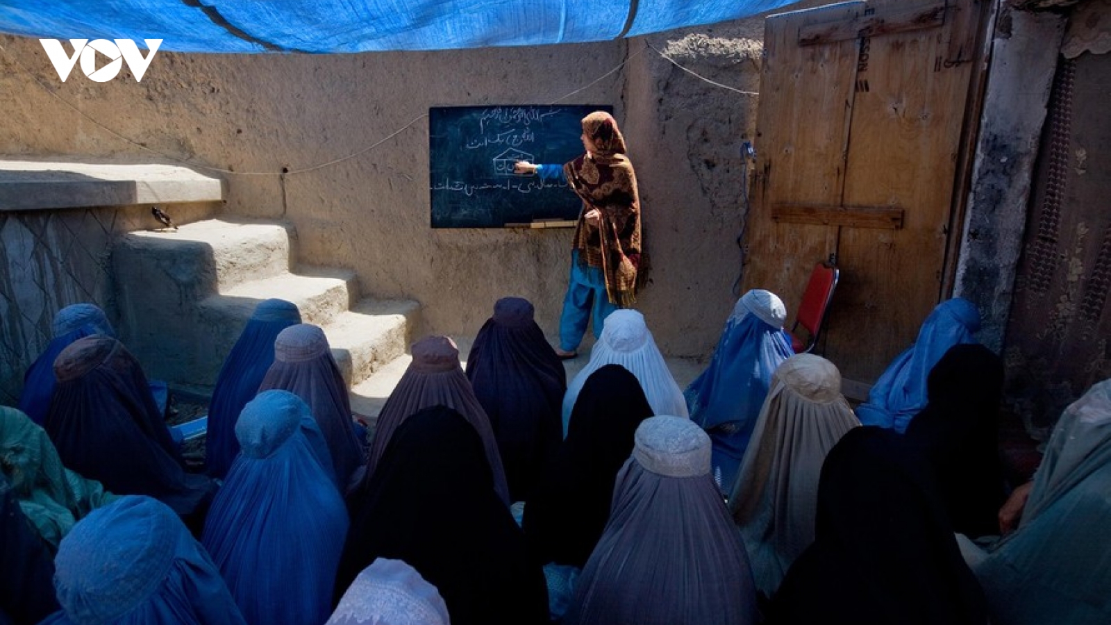 Taliban cấm giáo viên nam giảng dạy cho nữ sinh