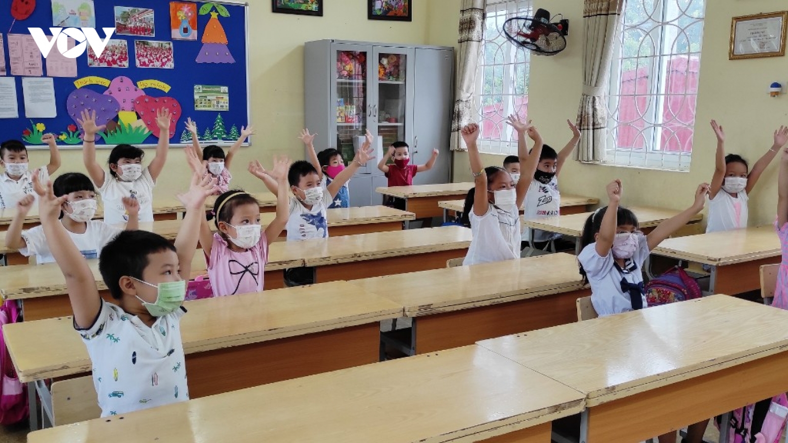 Học sinh lớp 1 ở Hải Phòng chia ca... tựu trường