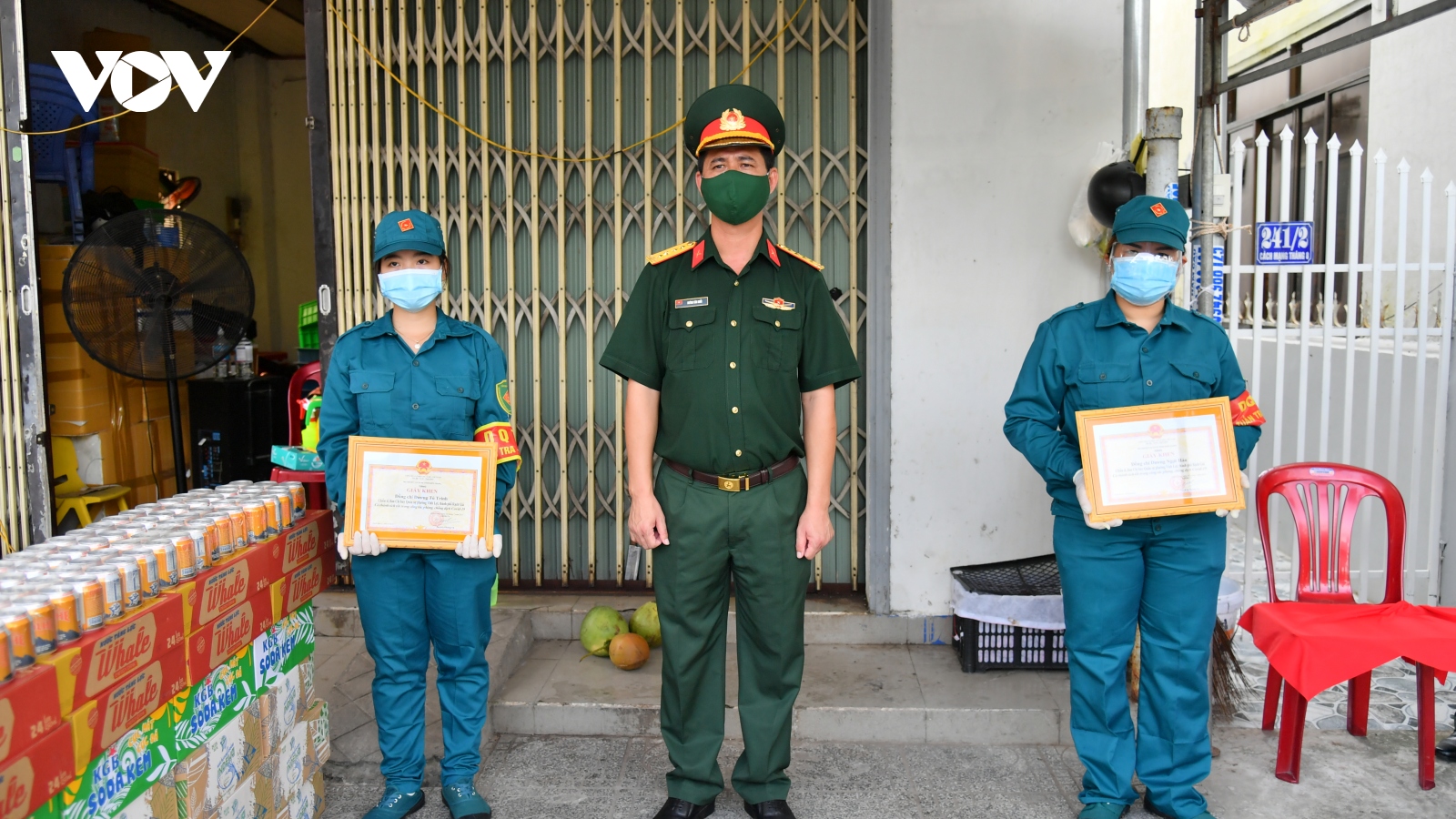 Kiên Giang khen thưởng đột xuất 2 nữ dân quân tự vệ phòng chống dịch