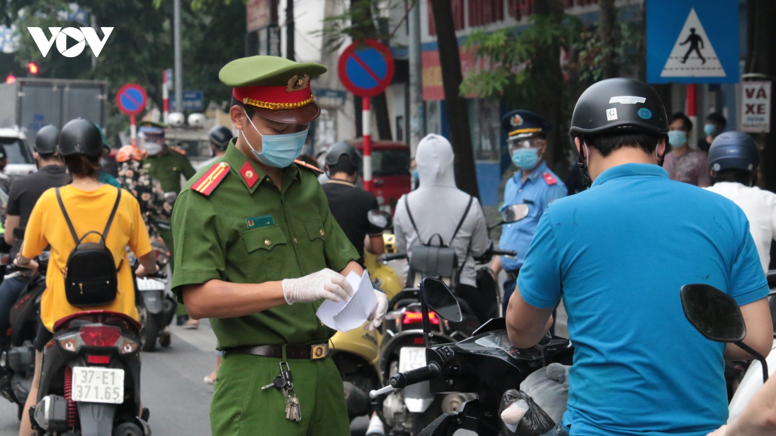 Hà Nội xử phạt hơn 800 trường hợp vi phạm giãn cách xã hội