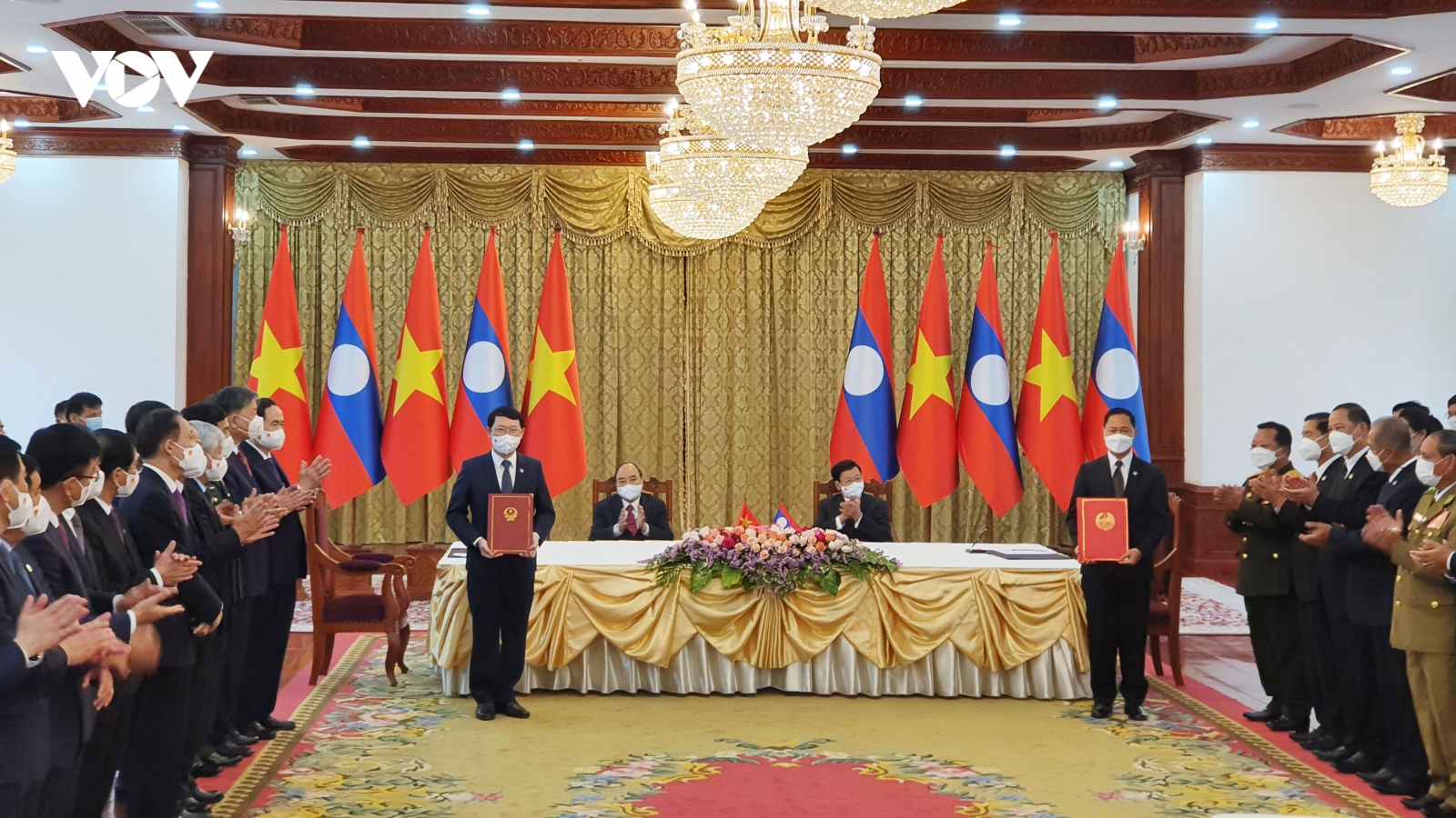 Hội đàm cấp cao Việt-Lào, hai bên ký kết và trao 14 văn kiện hợp tác