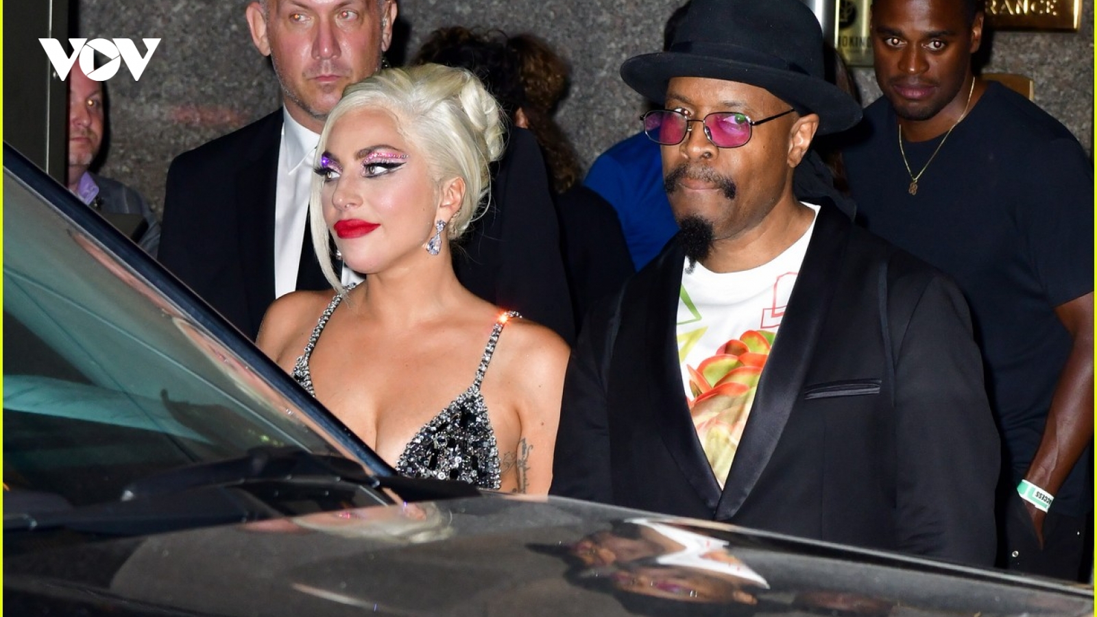 Lady Gaga được Michael Bearden "hộ tống" ra xe sau buổi biểu diễn với Tony Bennett