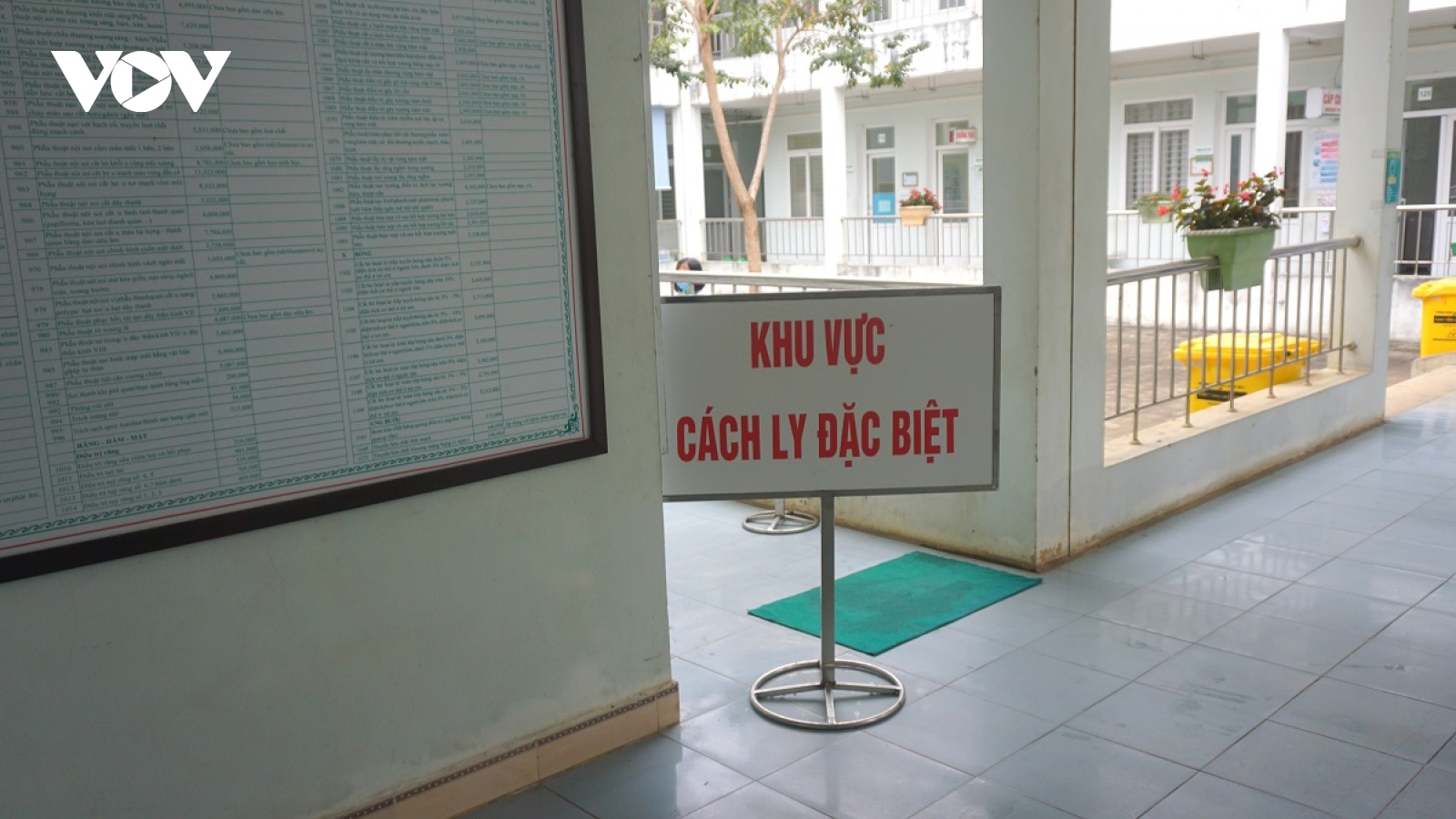 2 cán bộ y tế ở Lào Cai mắc COVID-19