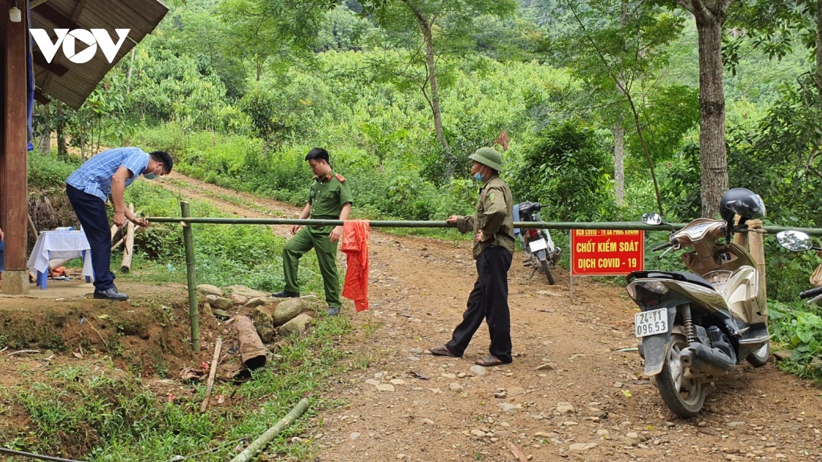 Lào Cai lập chốt chặn tại đường mòn trong rừng để kiểm soát công dân về địa phương