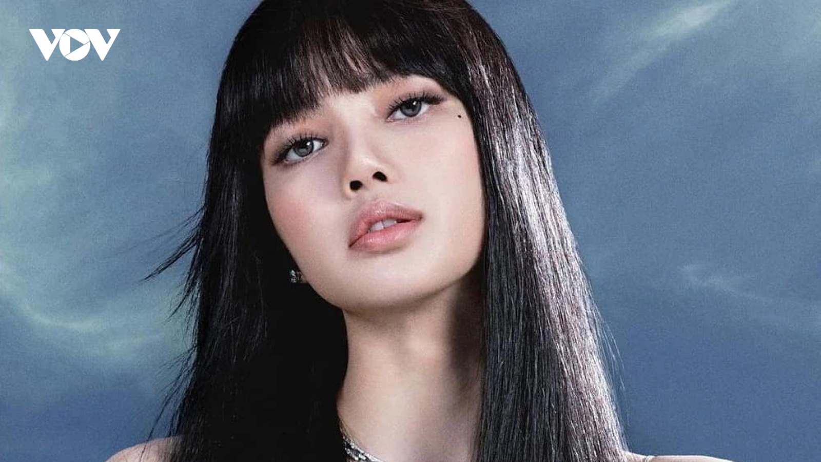 Lisa (BLACKPINK) "nhá hàng" poster đầu tiên cho màn ra mắt solo