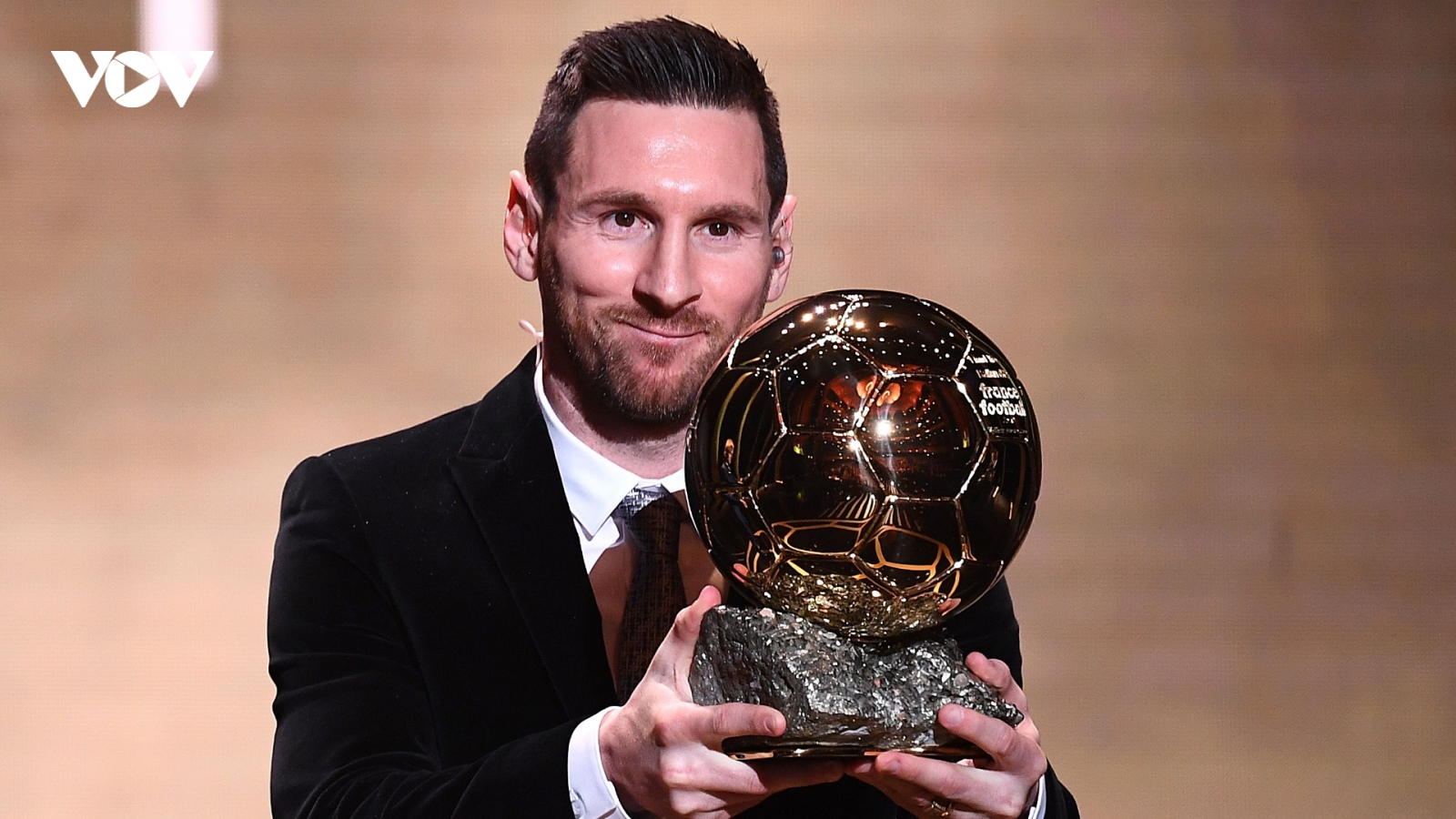 Không phải Cầu thủ hay nhất mùa của UEFA, Messi có xứng đáng giành QBV?