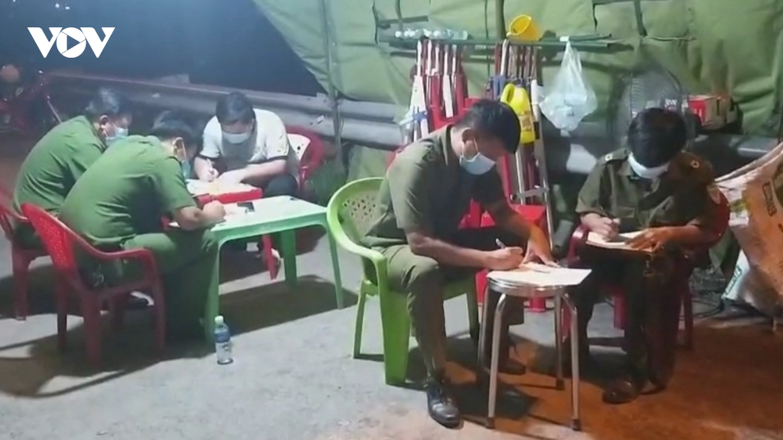 Nóng 24h: Bắt tài xế dùng bằng lái xe giả chở 5 người về miền Tây