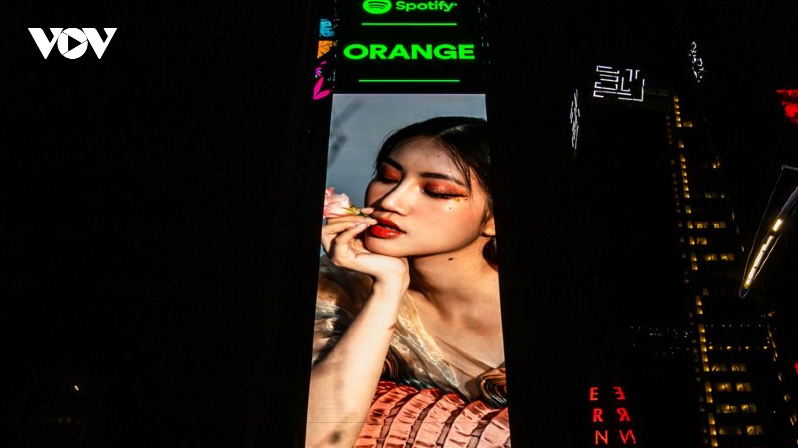 Vừa ra mắt MV mới, Orange bất ngờ xuất hiện trên quảng trường thời đại Mỹ