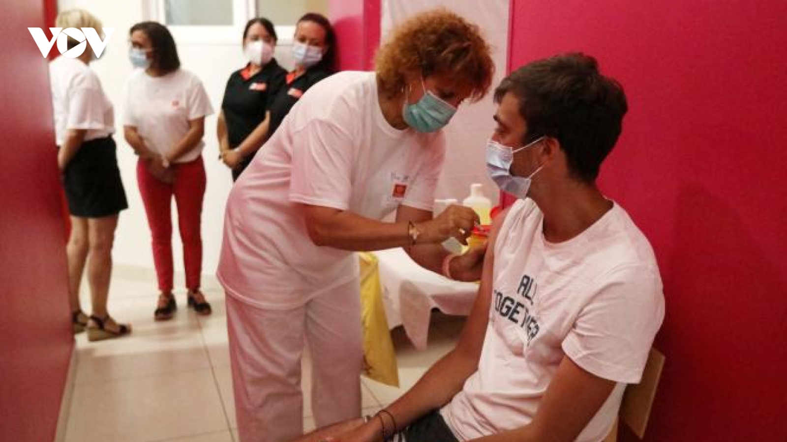 70% dân số Pháp đã được 1 tiêm mũi vaccine ngừa Covid-19