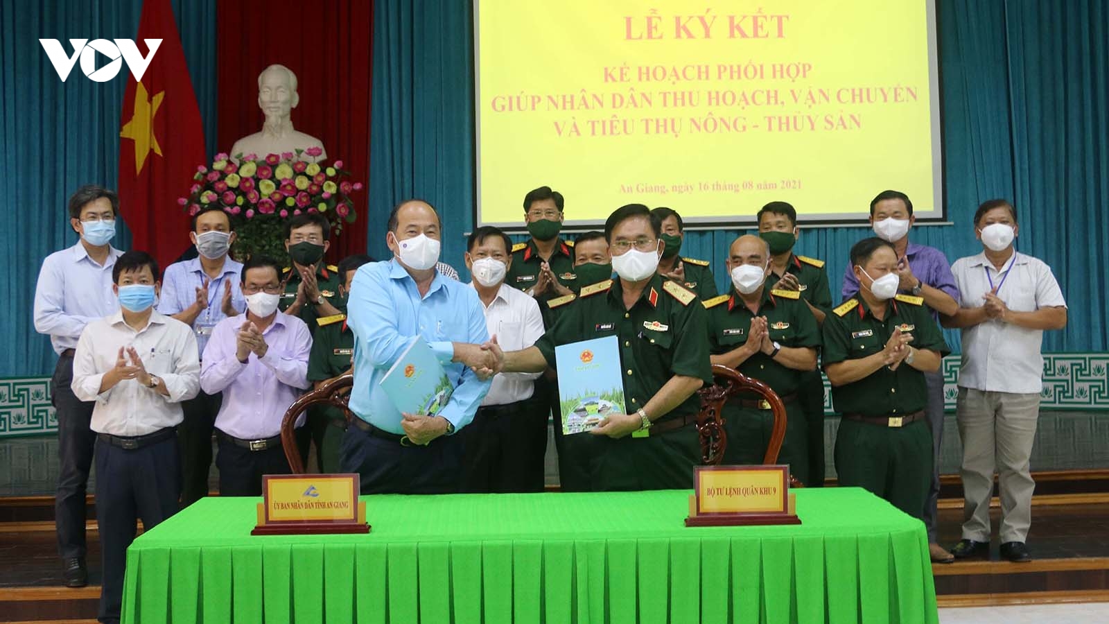 Quân khu 9 hỗ trợ An Giang thu hoạch, vận chuyển nông sản