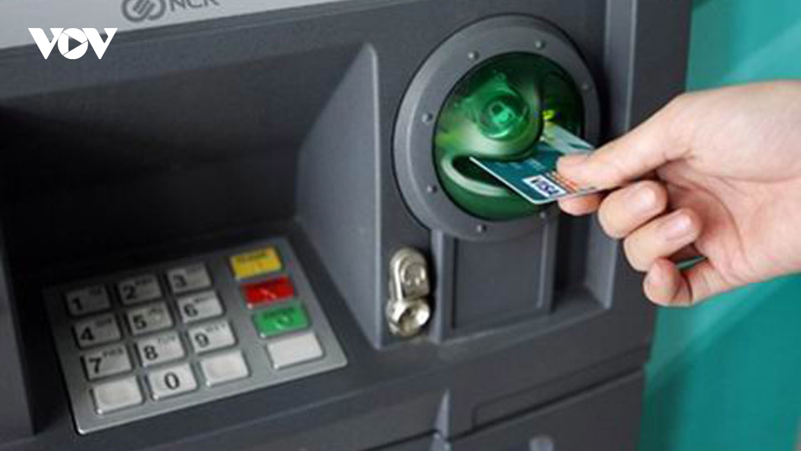 Ngân hàng đồng loạt miễn, giảm phí chuyển tiền online, rút tiền ATM
