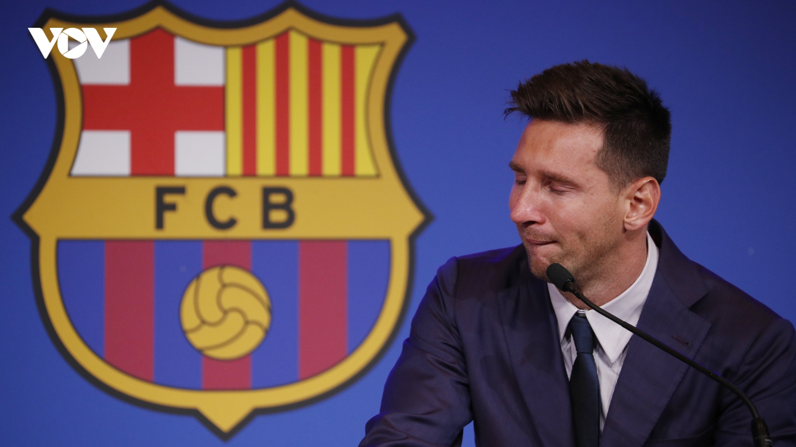 Messi bật khóc khi chính thức nói lời chia tay Barca