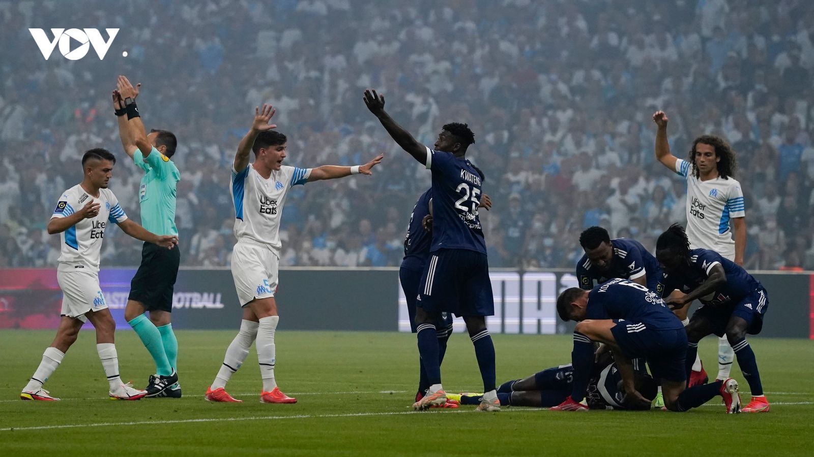 Tiền đạo ở giải Ligue 1 đột quỵ trong lúc thi đấu