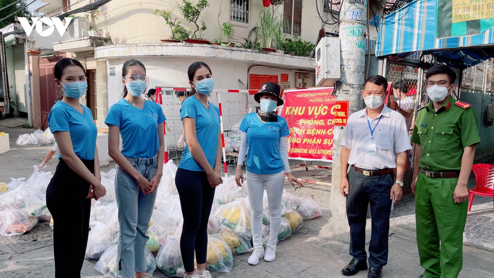 Tiểu Vy, Phương Anh và “bà trùm Hoa hậu” chi viện lương thực cho lao động nghèo
