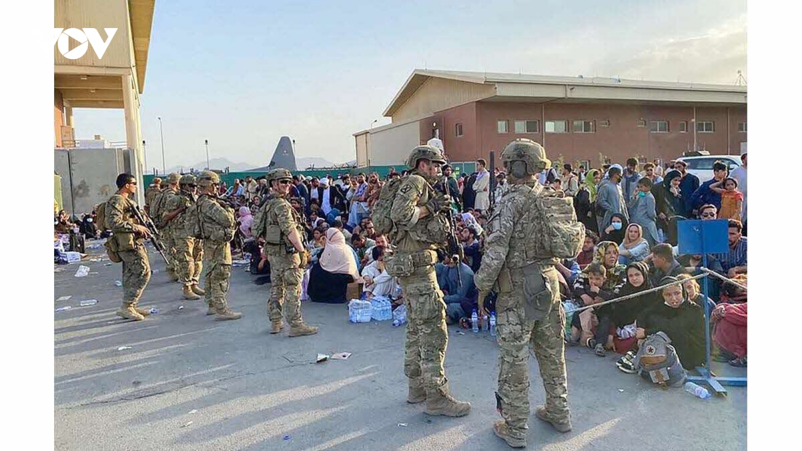 Pháp tạm giam 1 người Afghanistan vừa được di tản do có quan hệ với Taliban
