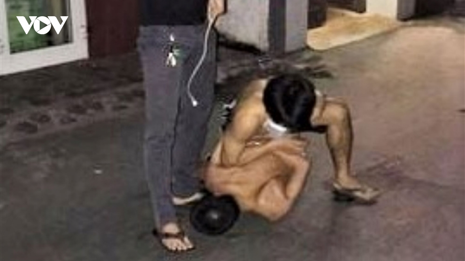Người đàn ông chửi bới, cắn cán bộ ở chốt kiểm soát dịch COVID-19