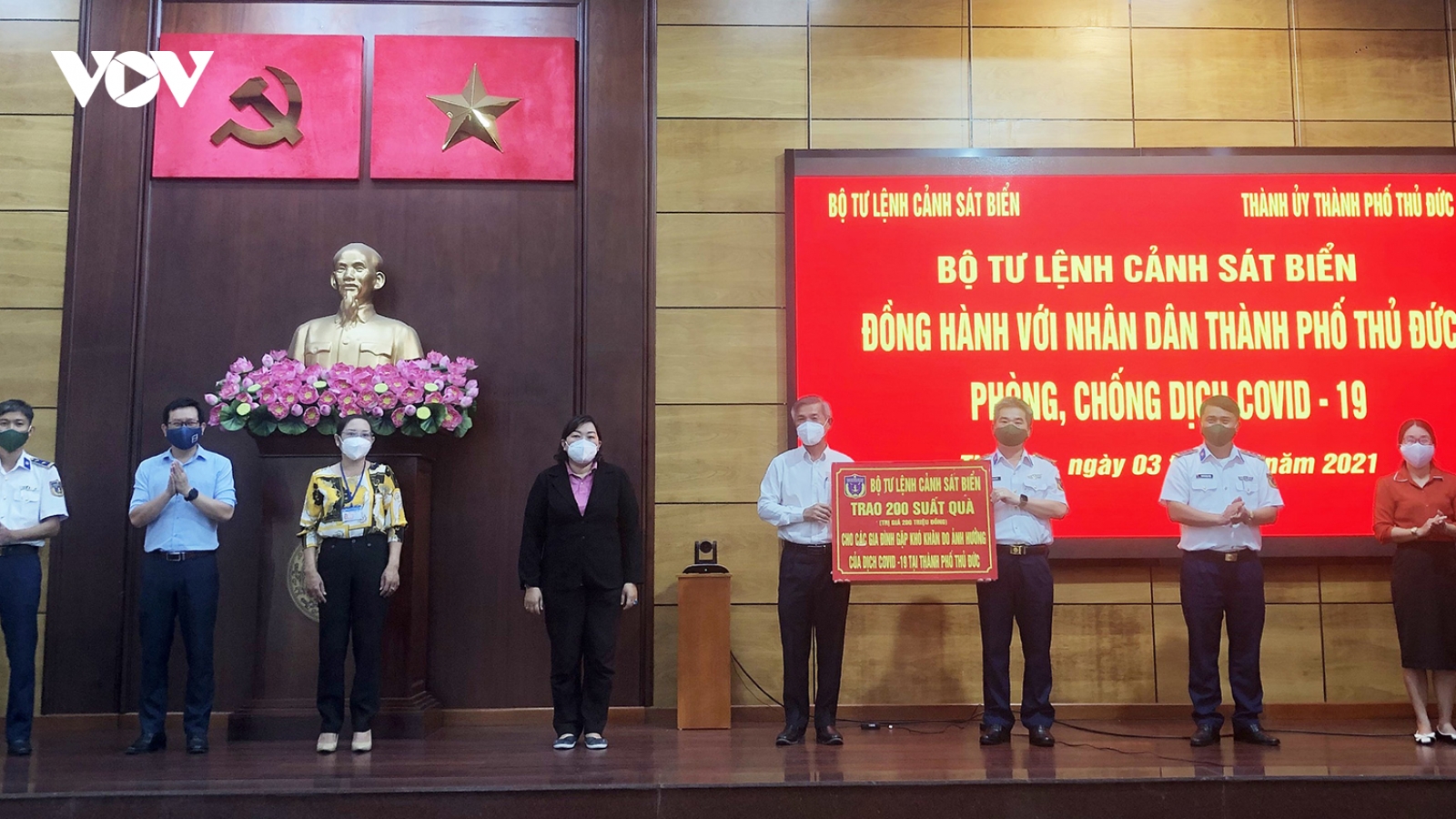 Bộ Tư lệnh Cảnh sát biển tặng quà cho dân nghèo TP.Thủ Đức