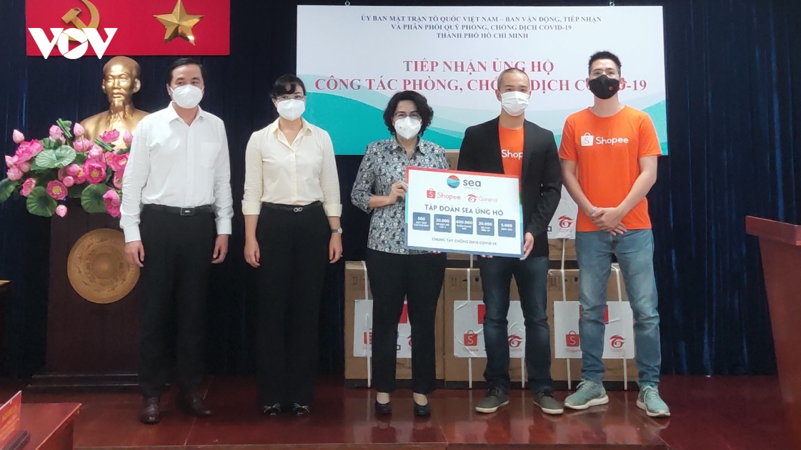 TP.HCM tiếp nhận nhiều trang thiết bị y tế ủng hộ chống dịch COVID-19