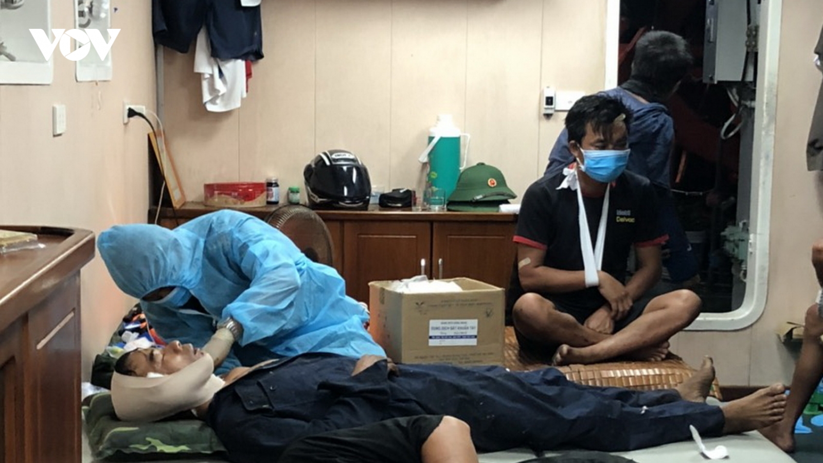 Chìm tàu ở Quảng Trị, 7 thuyền viên được cứu sống, 2 thuyền viên mất tích