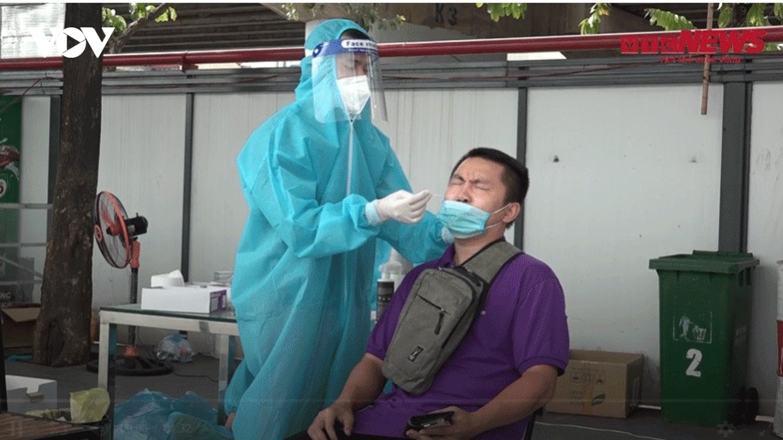 Tài xế 'luồng xanh" được test nhanh Covid-19 ngay tại bến xe ở Hà Nội