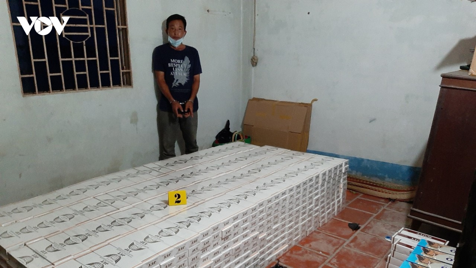 Bắt hai đối tượng cùng hàng nghìn bao thuốc nhập lậu
