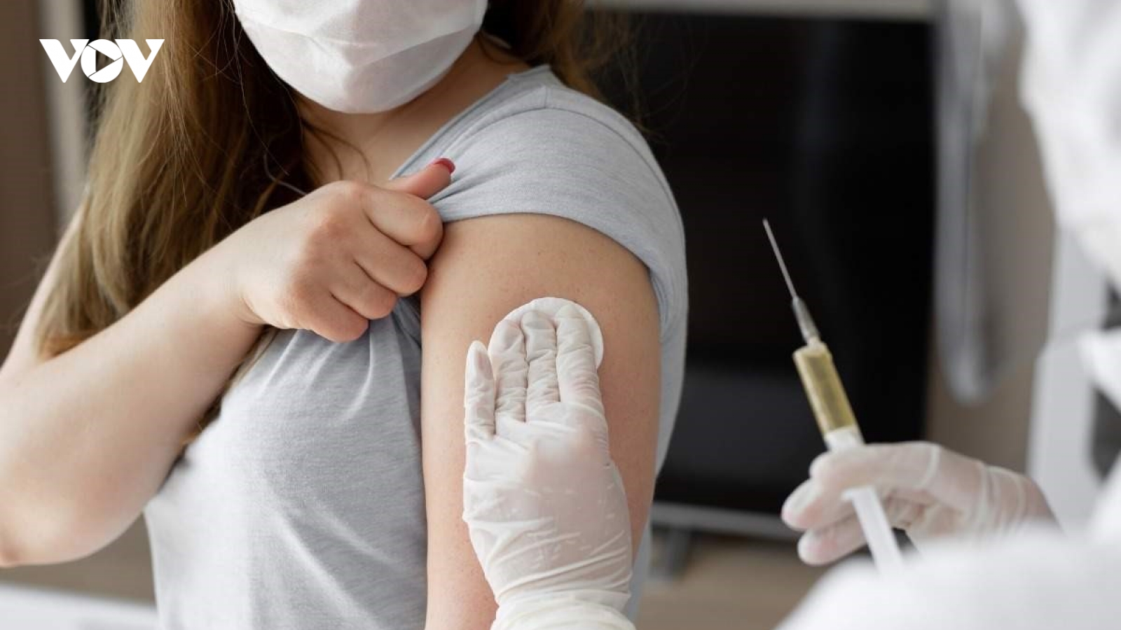 Điều gì xảy ra nếu bạn tiêm vaccine khi đang mắc COVID-19?