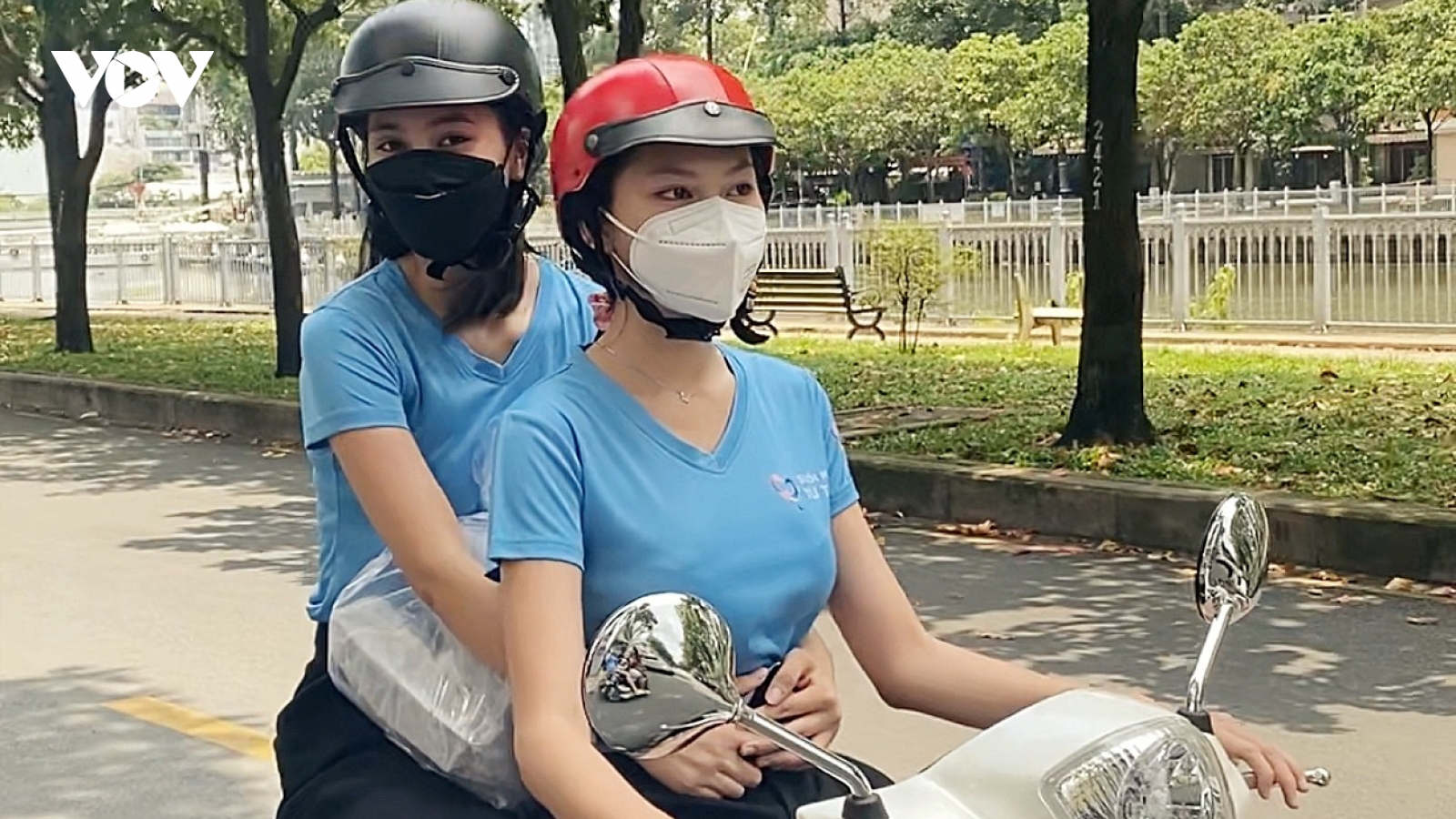 Tiểu Vy, Ngọc Thảo làm "shipper" giao cơm cho các chiến sĩ tuyến đầu chống dịch