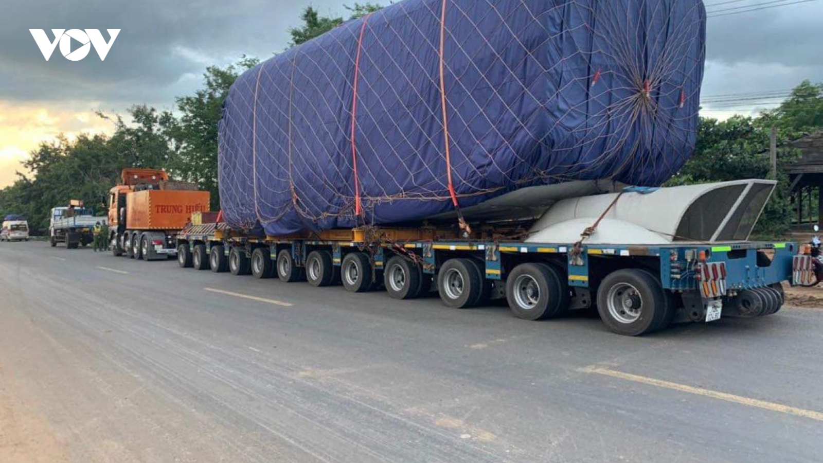 Tai nạn trên đường về quê tránh dịch, chồng chết, vợ và 2 con nhỏ bị thương