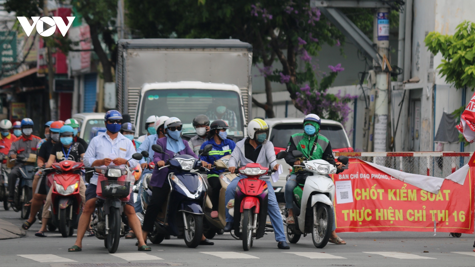 TP.HCM đang giãn cách xã hội nhưng xe cộ qua lại đông đúc