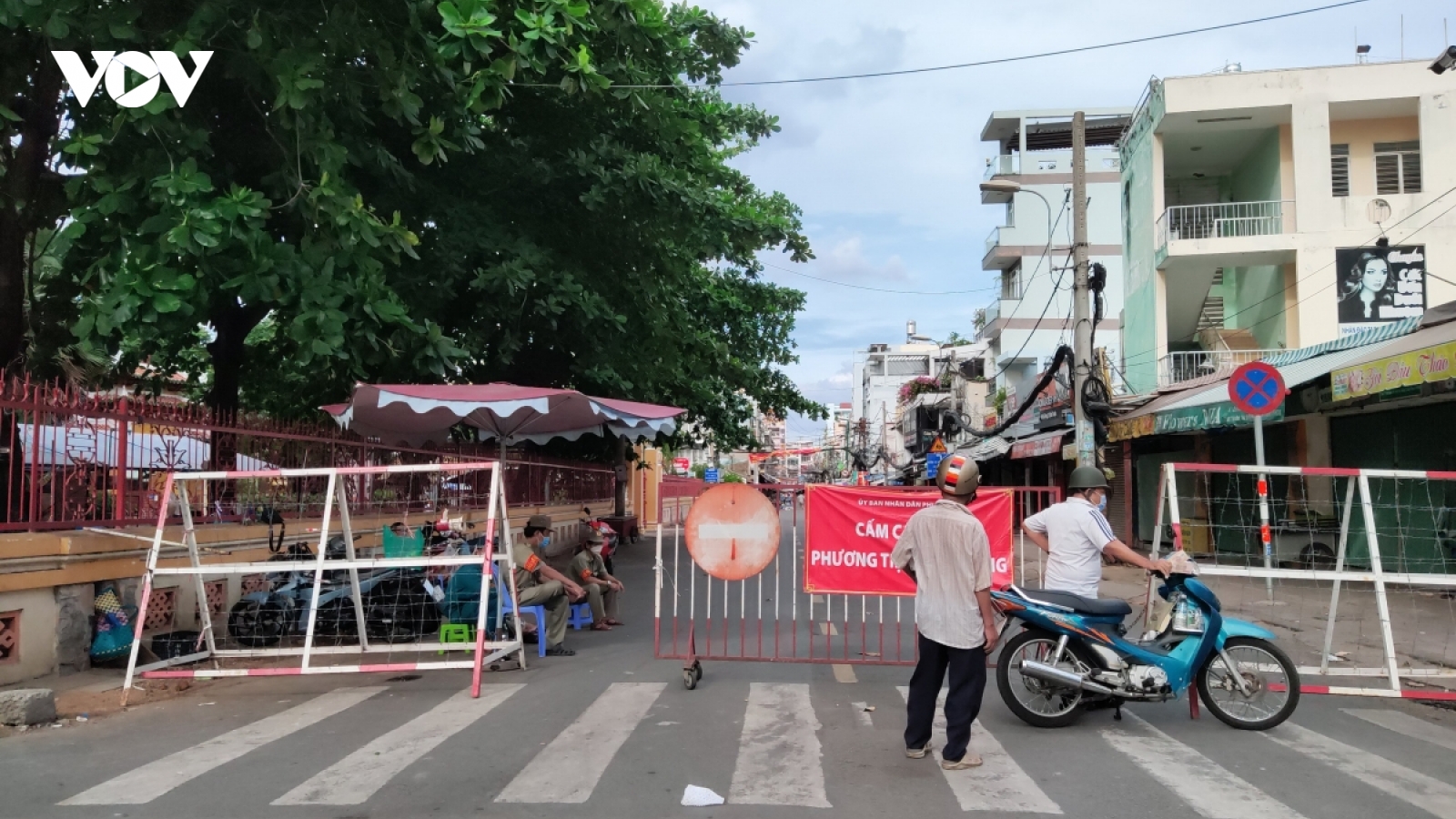 TP.HCM tăng cường quân đội để kiểm soát vùng đỏ, giúp dân đi chợ và tiếp cận y tế