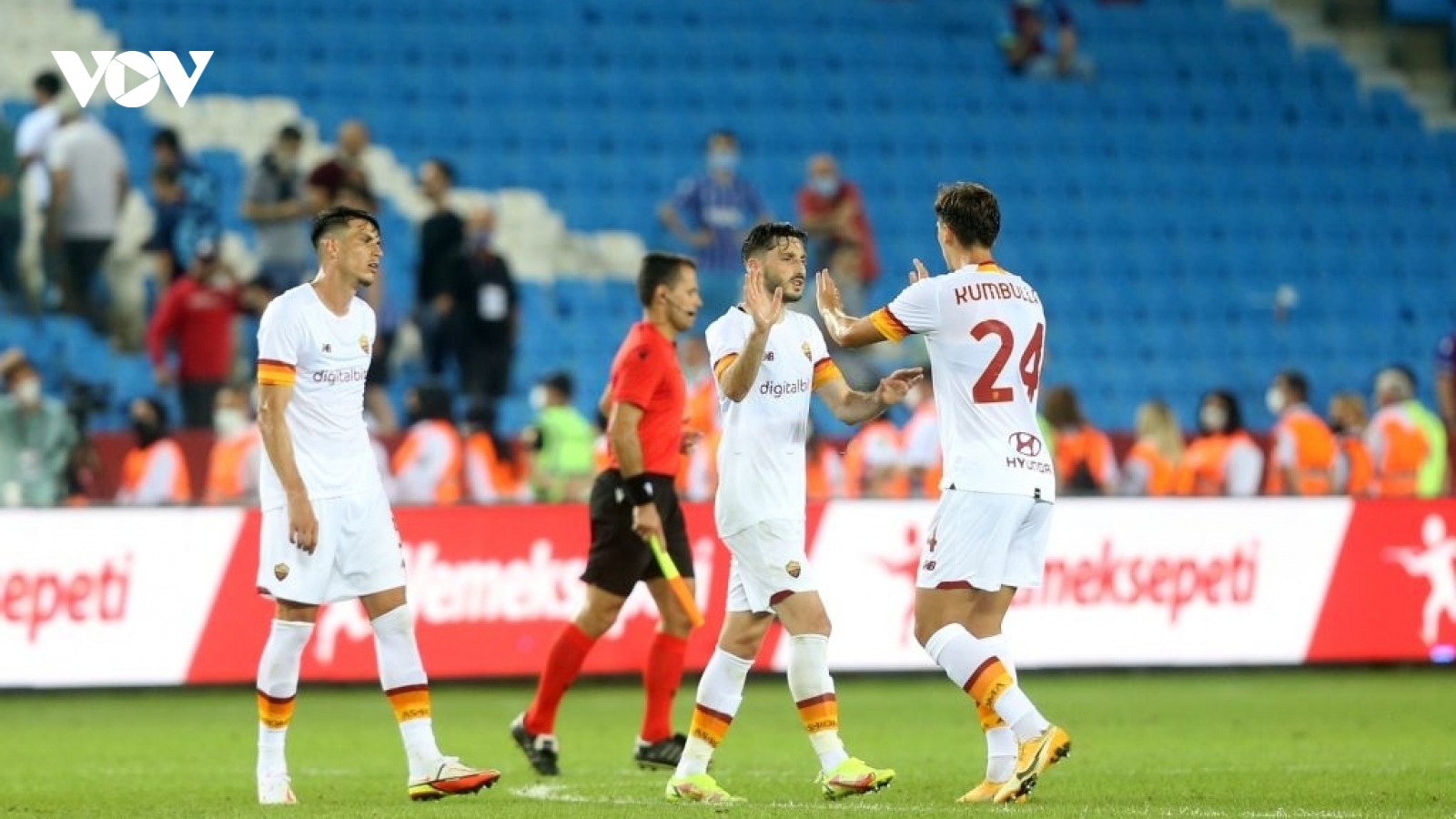 Europa Conference League: HLV Mourinho giúp Roma thắng nhọc, Tottenham thua sốc