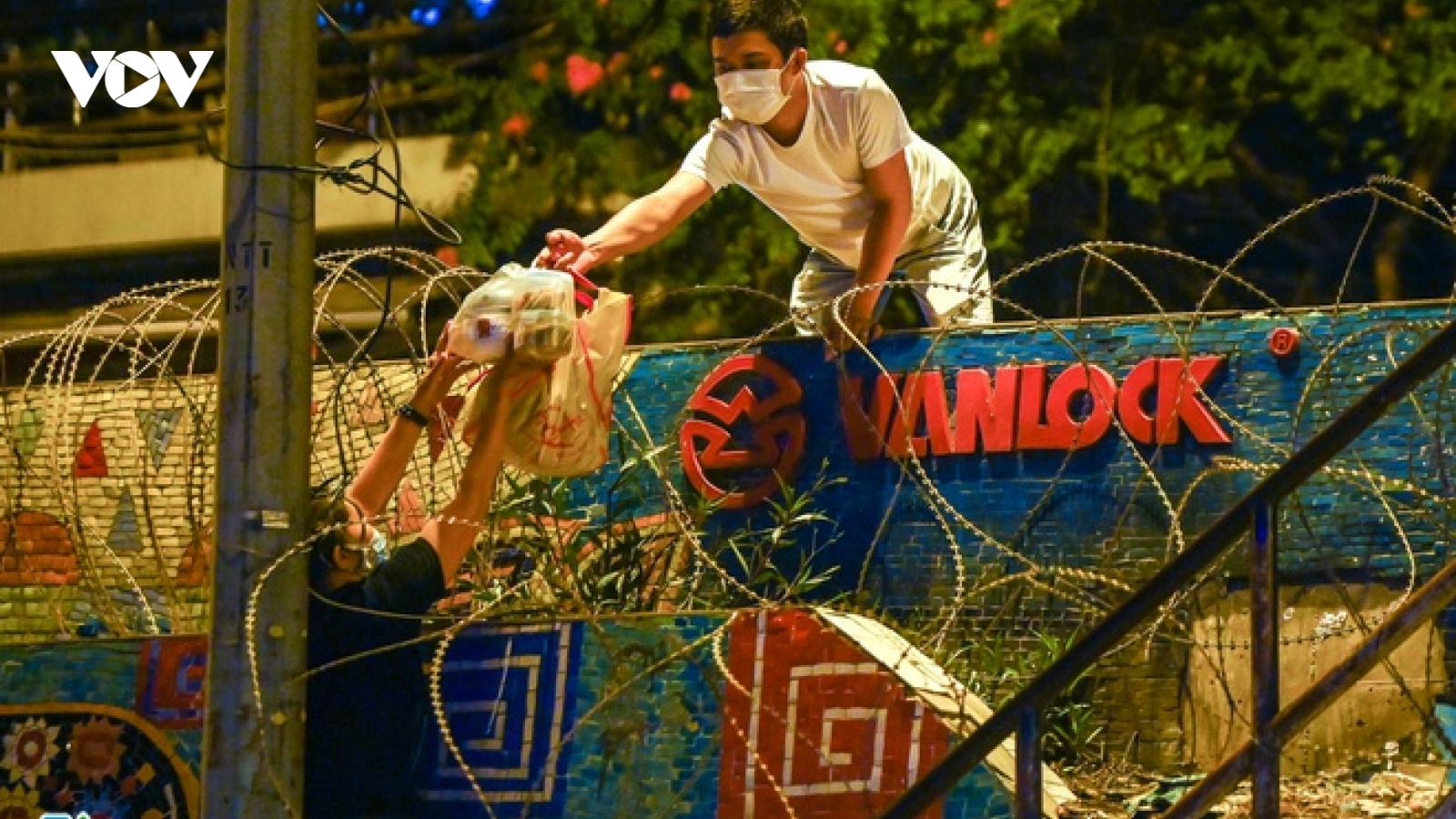 Xử phạt 2 người trèo tường, trốn giãn cách tại phường Phúc Tân