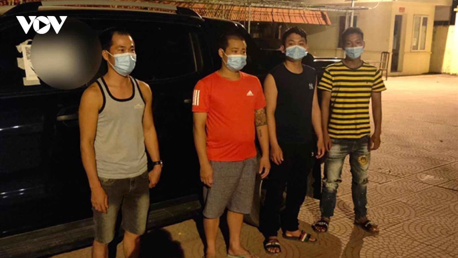 Lái xe 'luồng xanh' chở người không có giấy xét nghiệm vào Hà Nội