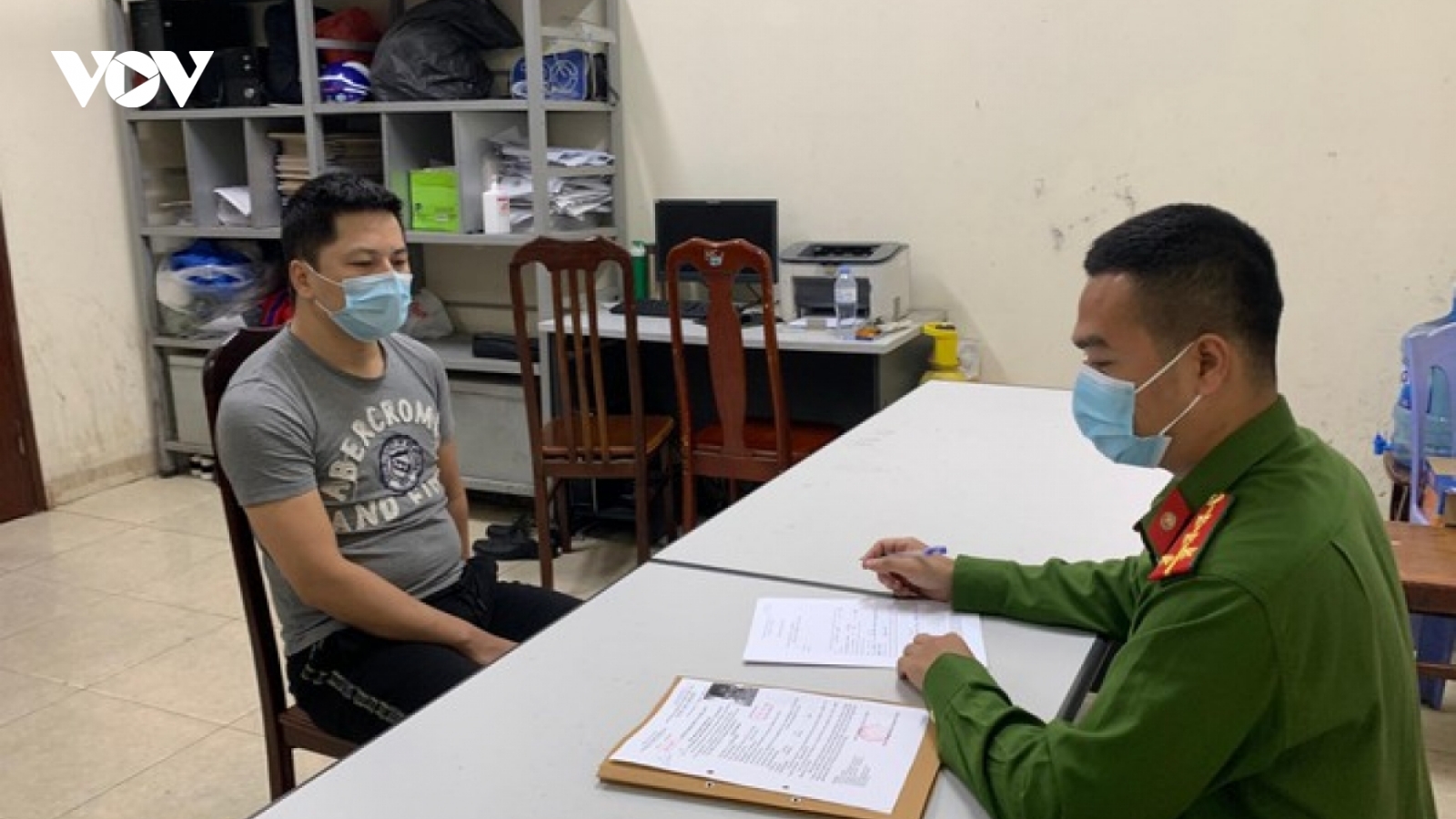 Nóng 24h: Đối tượng truy nã đặc biệt sa lưới khi đi giao dịch ngân hàng