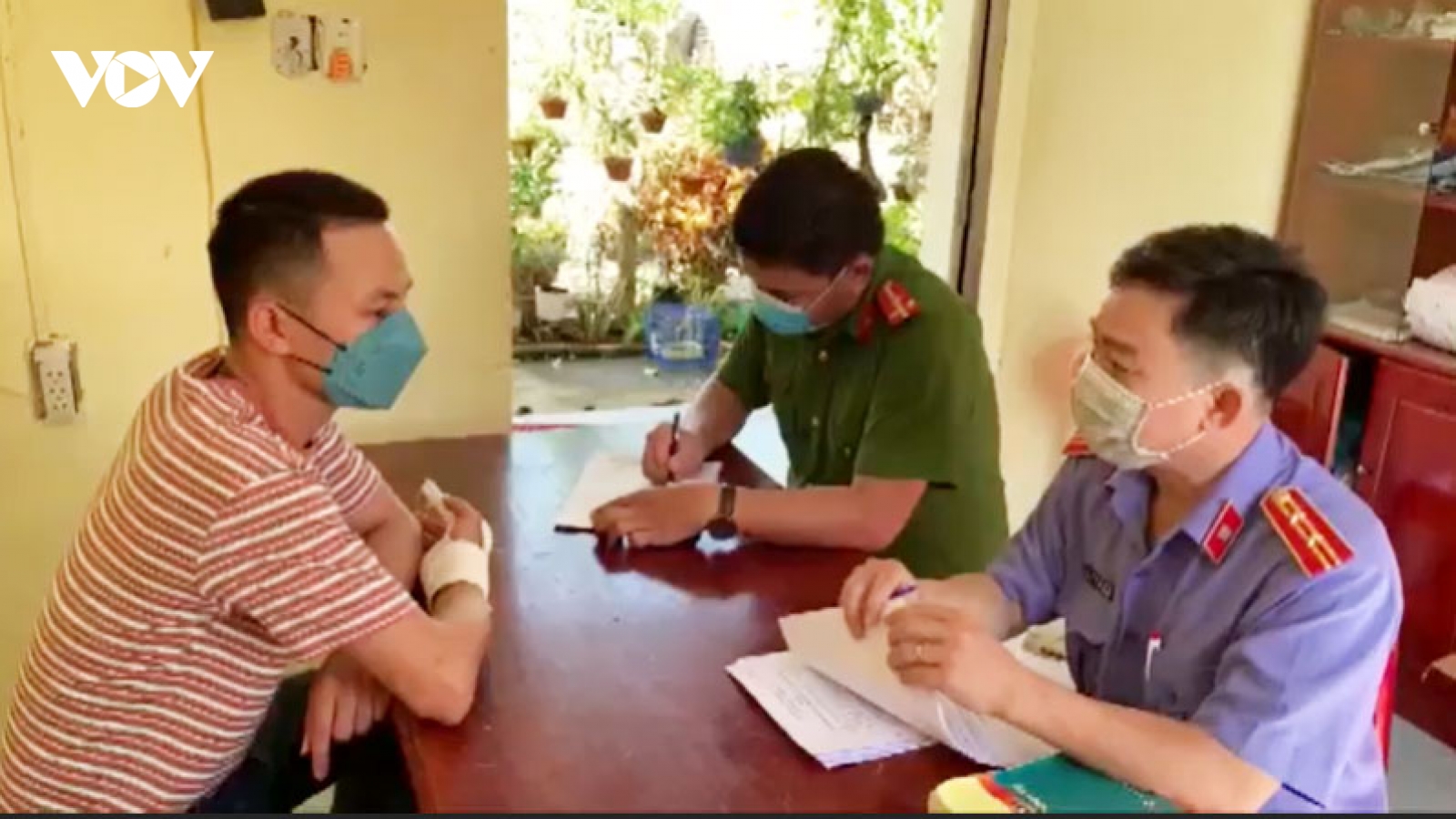 Thanh niên dùng hung khí thách thức, đòi chém công an xã