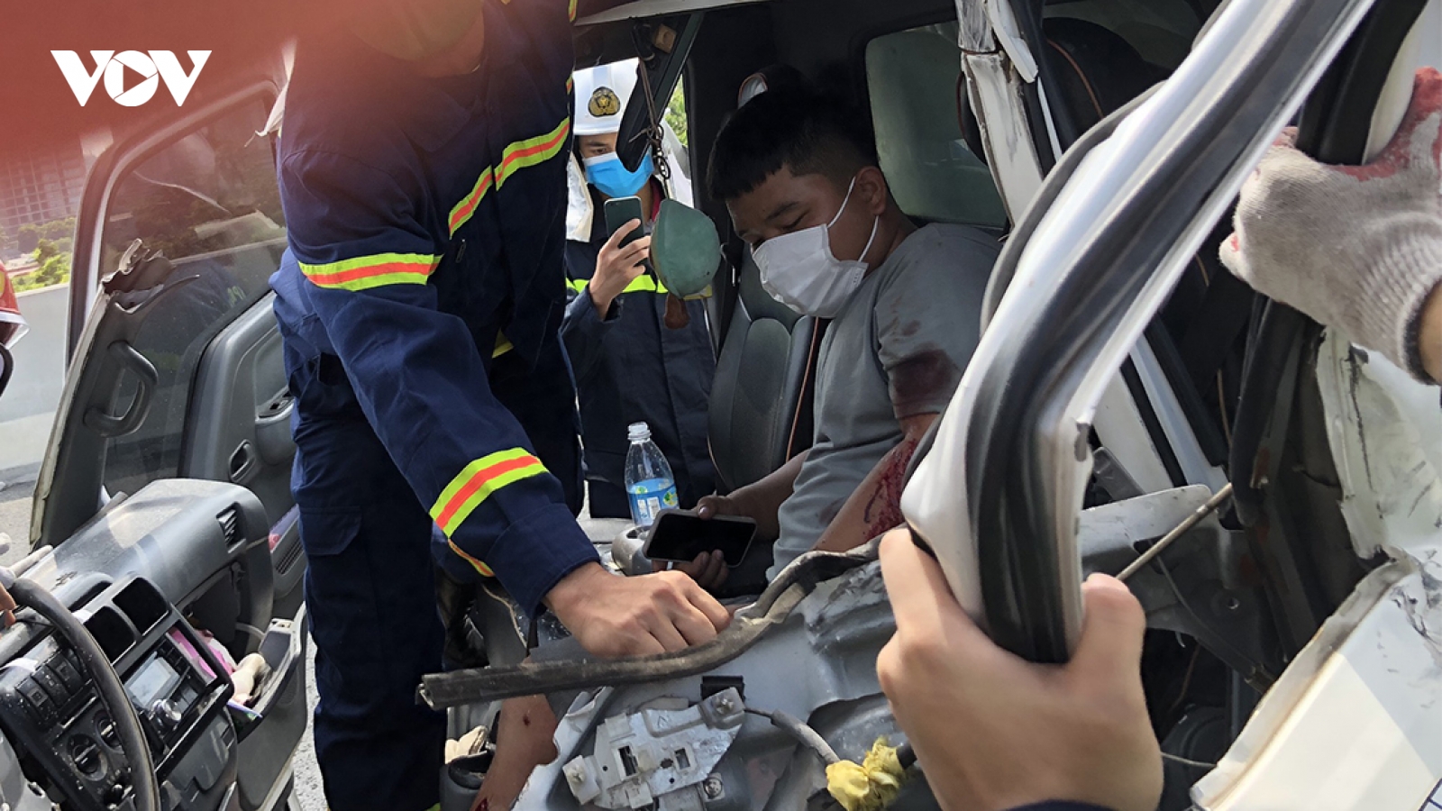 Hà Nội: Cảnh sát phá ca bin cứu tài xế sau vụ tai nạn