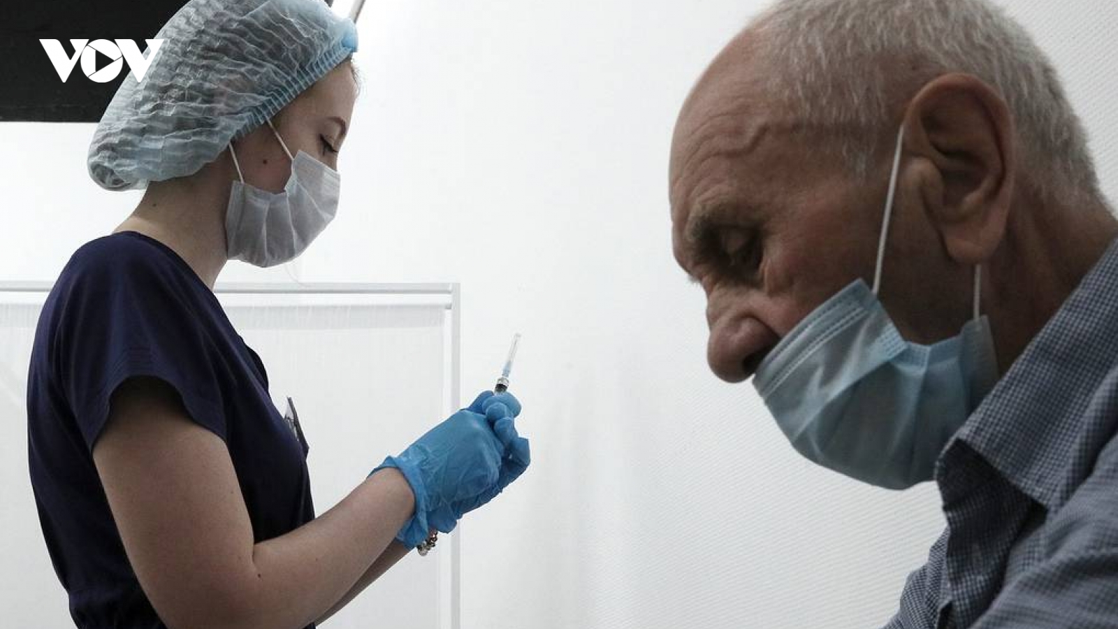 Nga kêu gọi tăng tốc độ tiêm vaccine COVID-19 cho người lớn để giảm lây nhiễm cho trẻ em