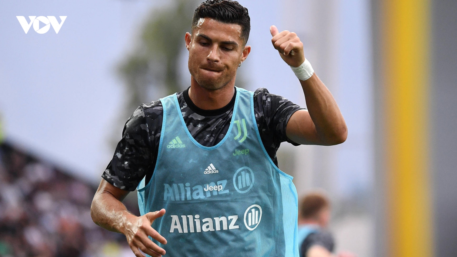 Vì sao Cristiano Ronaldo ngồi dự bị ở Juventus?