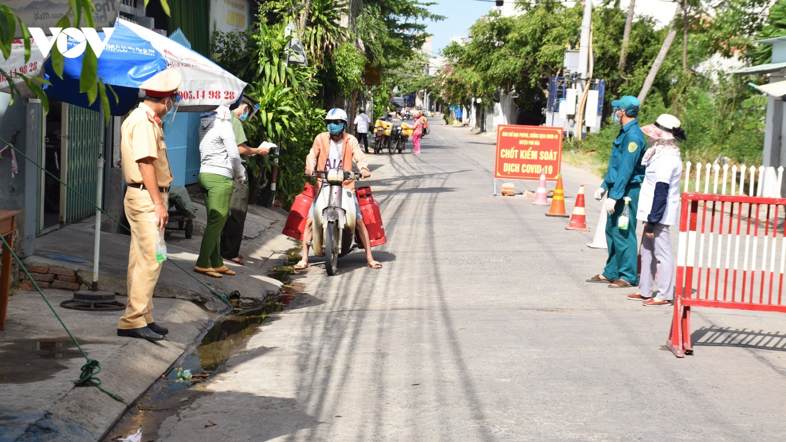 12 người bị xử phạt 180 triệu đồng vì tụ tập ăn nhậu trong lúc giãn cách xã hội
