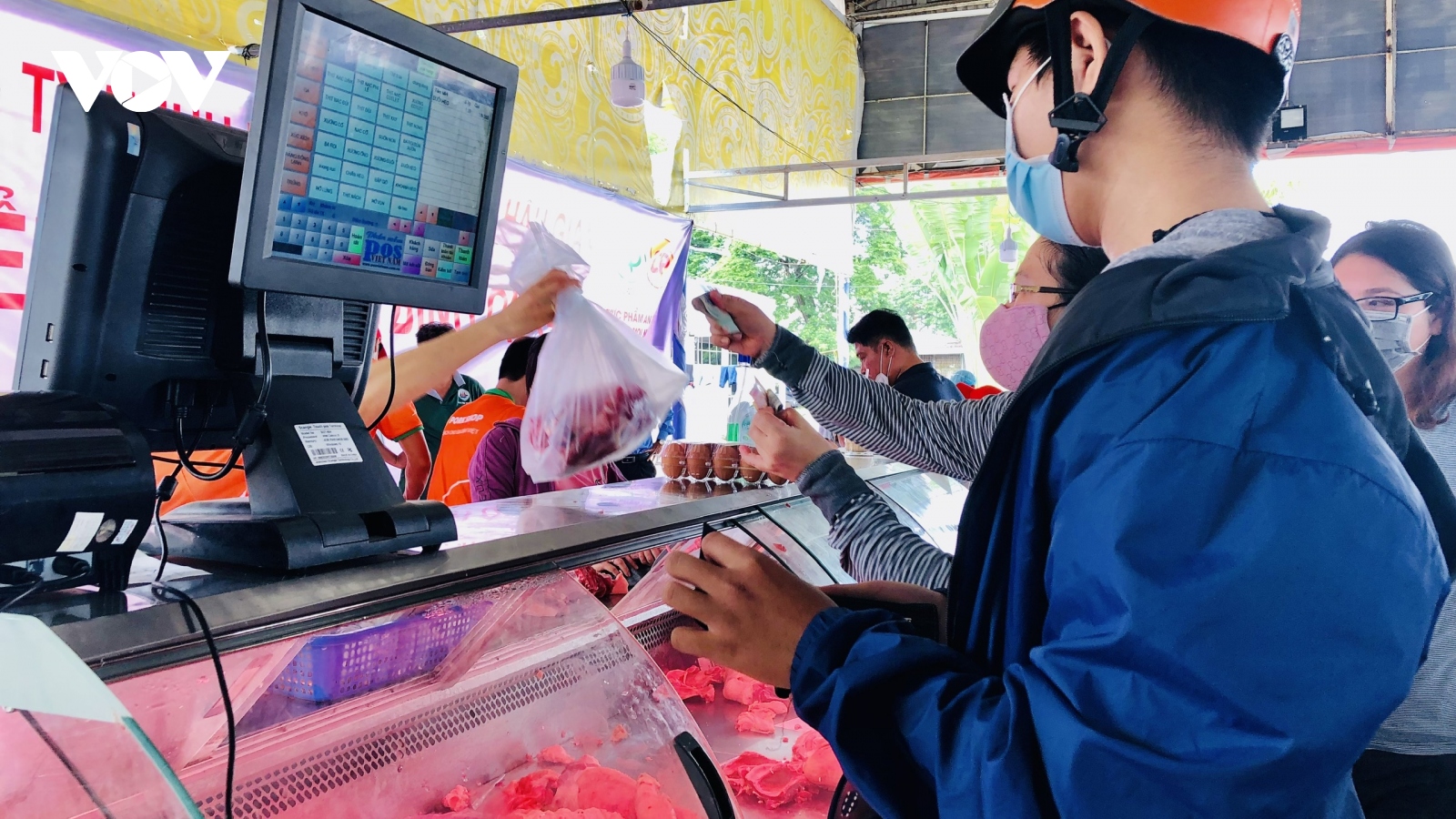 Người dân Cần Thơ tạm dừng mua hàng trực tiếp bên trong siêu thị, cửa hàng tiện ích