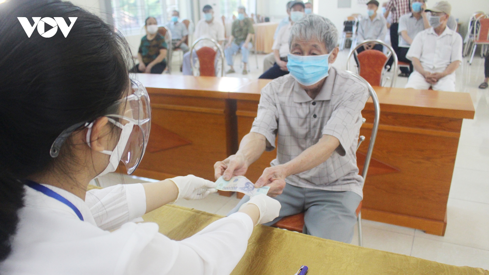 Người có công, người nghèo…ở Hà Nội nhận được tiền hỗ trợ