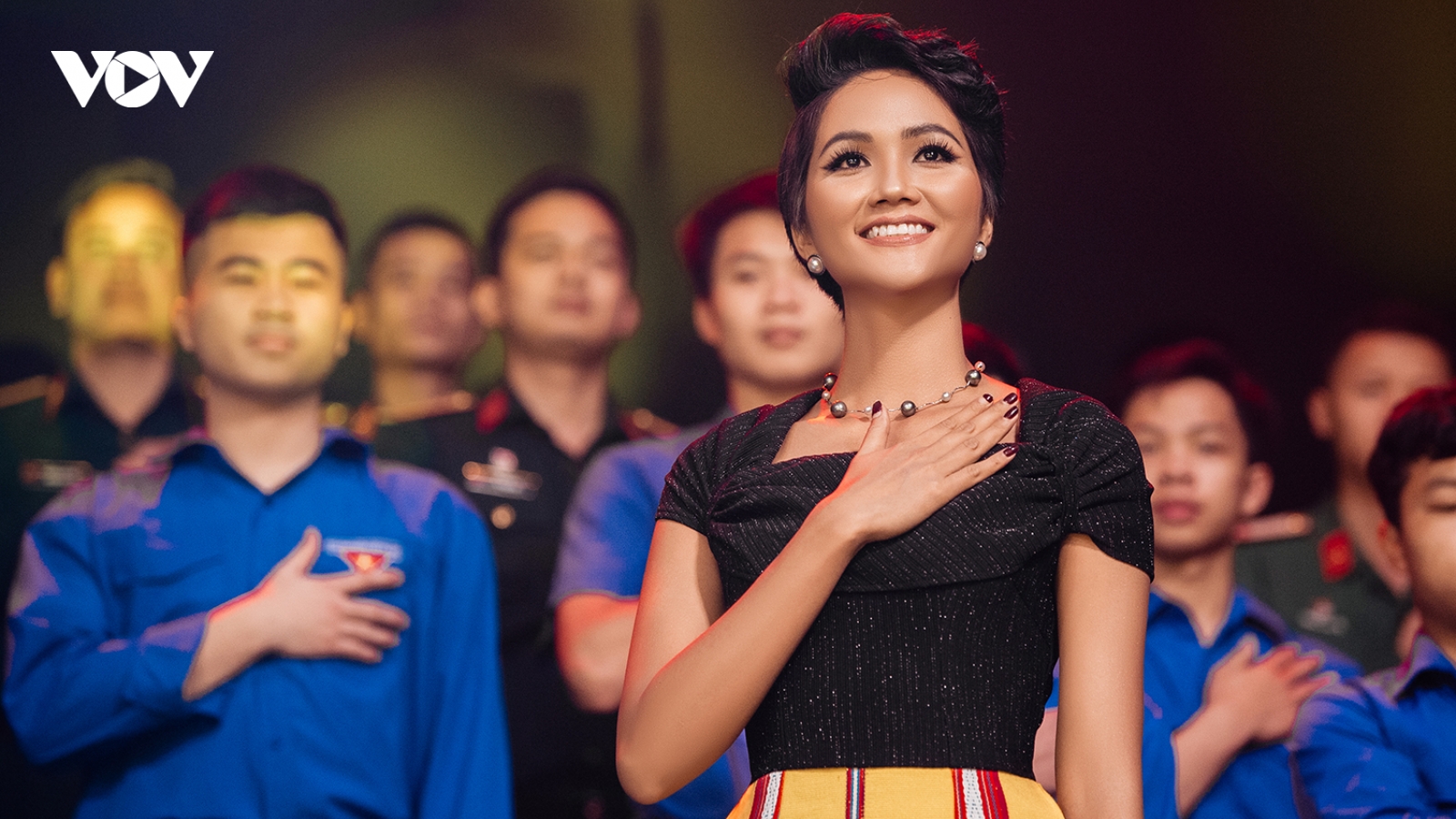 Hoa hậu H'Hen Niê hỗ trợ học phí cho trẻ mất cha mẹ vì Covid-19