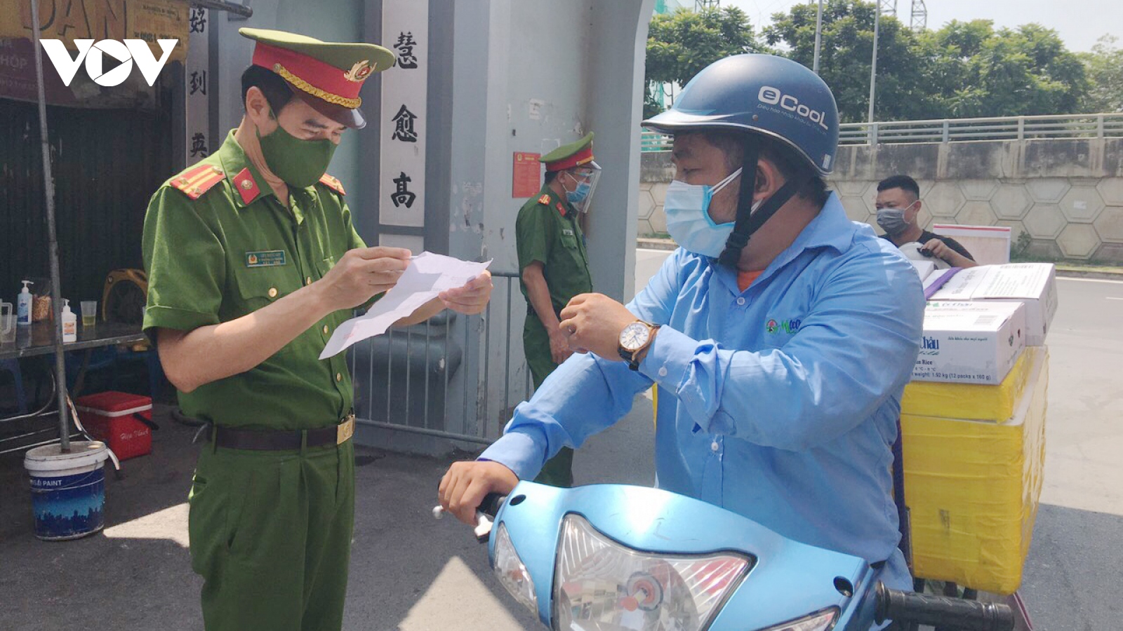 Các chốt kiểm soát tại phường, xã ở Hà Nội góp phần nâng cao ý thức người dân
