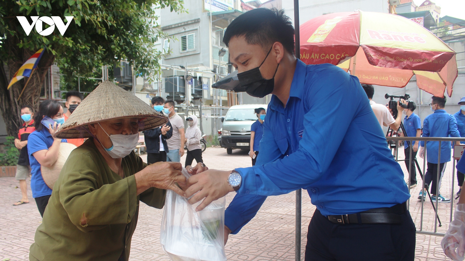 Người lao động, sinh viên nghèo mắc kẹt ở Hà Nội xúc động khi nhận những suất cơm 0 đồng