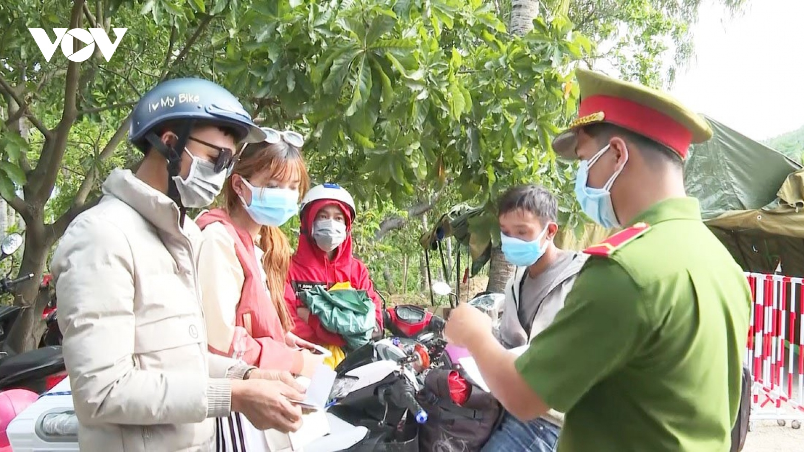 Một ca dương tính SARS-CoV-2 vượt chốt kiểm soát ở Quảng Ngãi