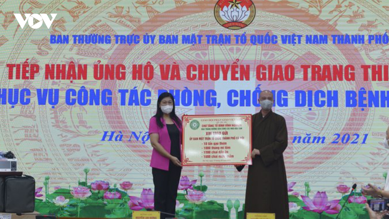 MTTQ thành phố Hà Nội tiếp nhận và chuyển giao trang thiết bị phòng, chống dịch