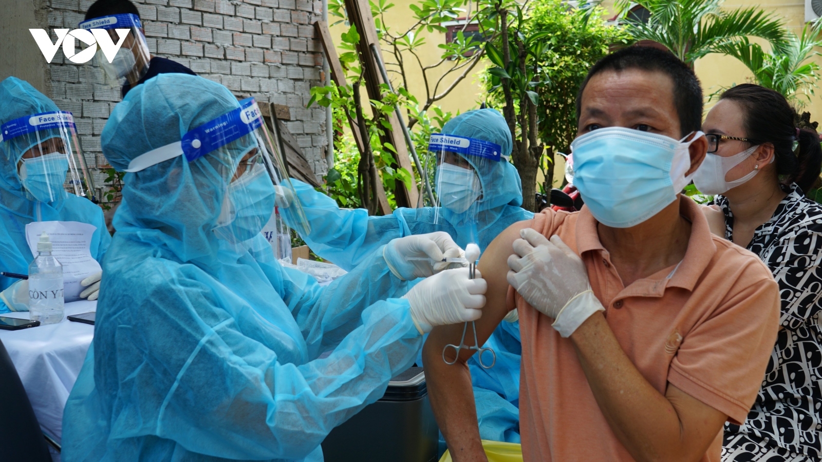 Các đội tiêm lưu động tiếp tục tiêm vaccine cho người dân khu phong toả ở TP.HCM