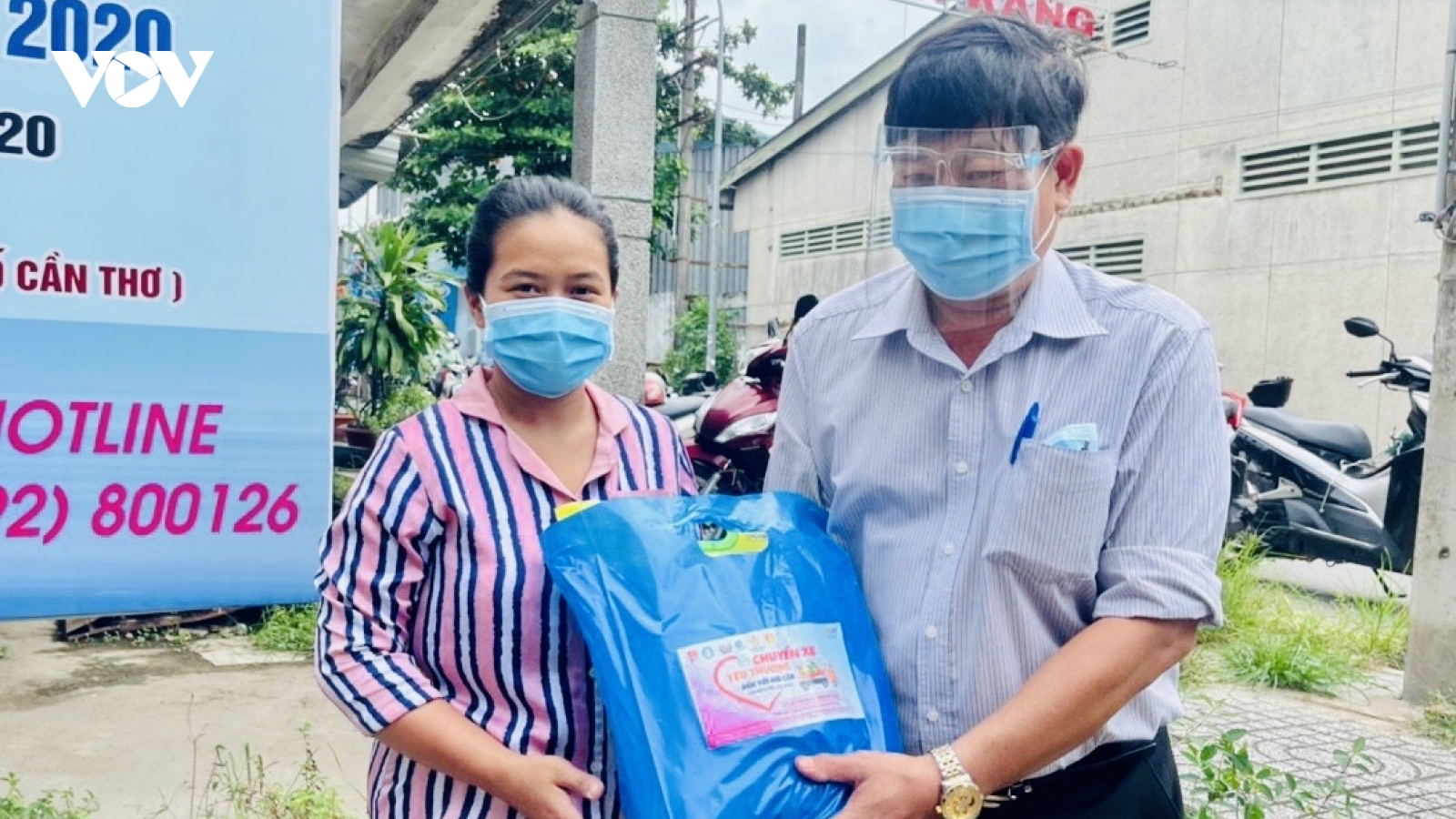 “Tuổi trẻ” chung tay hỗ trợ người dân vượt qua khó khăn vì dịch COVID-19