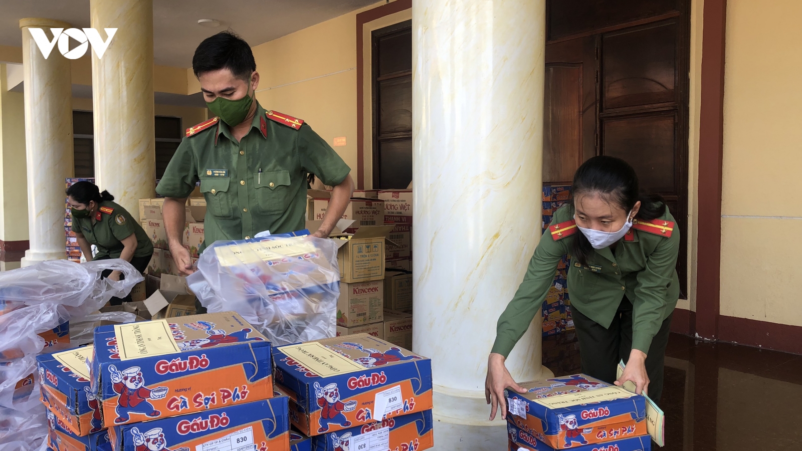 Công an Sóc Trăng giúp dân tiêu thụ nông sản, góp quà gửi người nghèo trong đại dịch